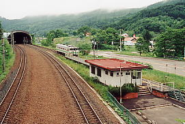 JR北海道・石勝線・楓駅、早朝、出発する1日1本の列車