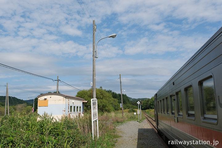 宗谷本線・上幌延駅、貨車廃車体駅舎がポツンとあるだけの無人駅