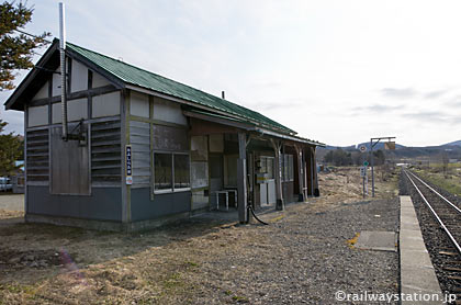 JR石北本線・上白滝駅の木造駅舎、ホーム側