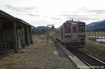 JR石北本線、キハ54の特別快速きたみ号が上白滝駅を通過