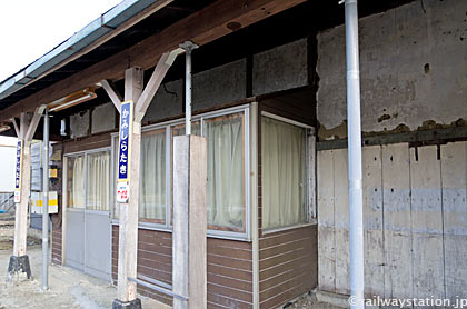 JR北海道・石北本線・上白滝駅、木造駅舎を支えるジャッキ
