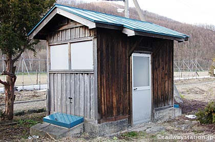 JR石北本線・上白滝駅、古い木造トイレ