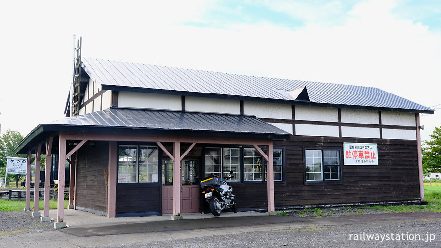 JR北海道幌内線・萱野駅、廃線後はライダーハウスになった木造駅舎