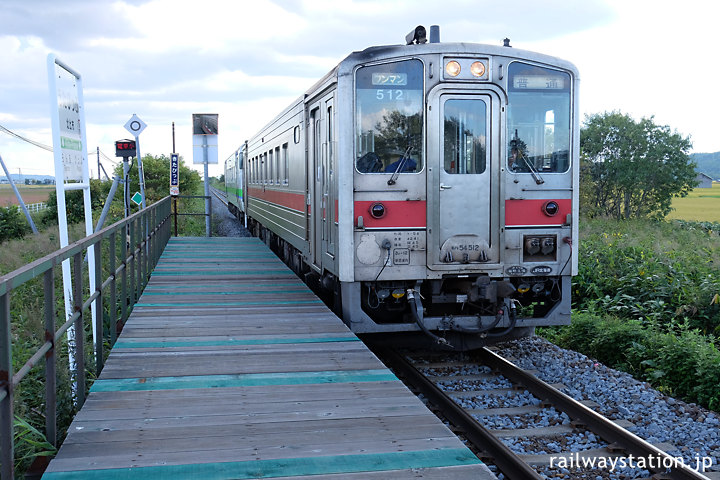 宗谷本線・北比布駅に入線するキハ54+キハ40の普通列車