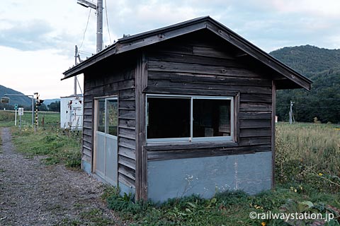 JR石北本線・旧白滝駅、木造の古めかしい待合室