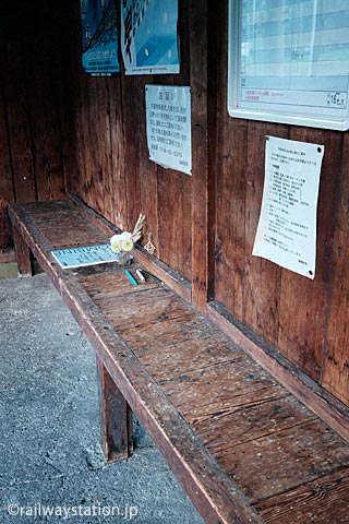 石北本線・旧白滝駅の木造待合室、木の造り付けベンチ
