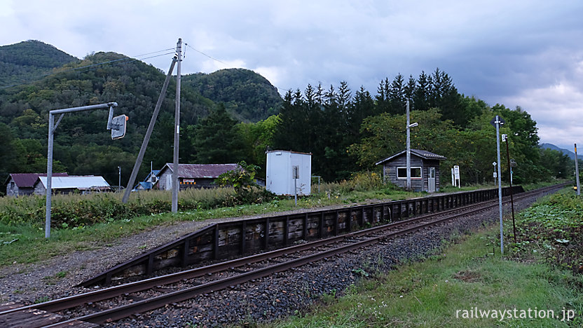 JR北海道・旧白滝駅、一面一線の停留場スタイルの無人駅