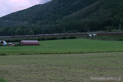 旧白滝駅、近くの牧場と旭川紋別自動車道