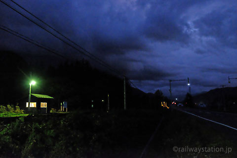 石北本線の秘境駅、夜の闇に包まれた旧白滝駅