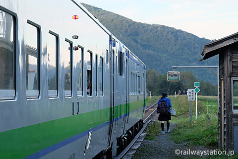 JR石北本線・旧白滝駅で列車から降りた女子高生