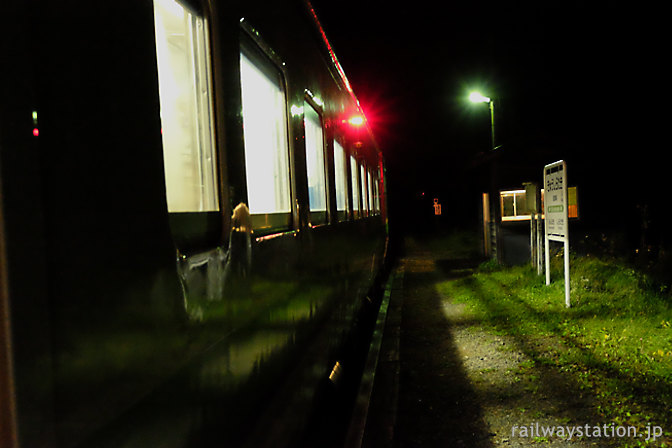 石北本線の秘境駅、夜の旧白滝駅に到着した普通列車