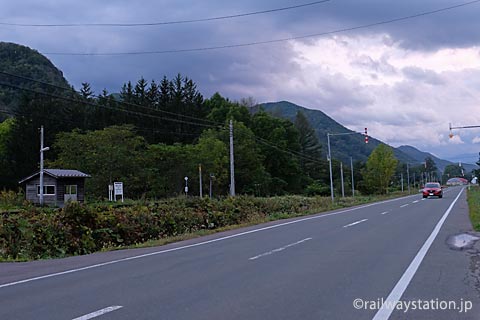 遠軽町にある旧白滝駅、駅前を通る国道333号線