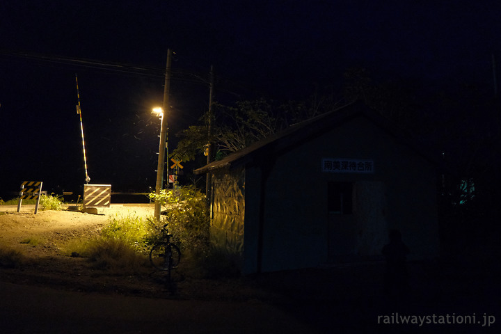 宗谷本線、夜の闇に包まれた南美深駅待合室