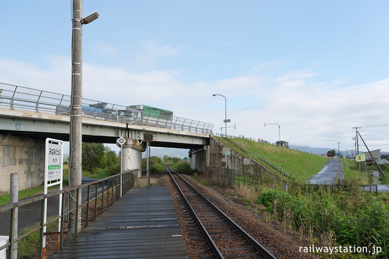 宗谷本線、国道40号線の跨線橋下にある南比布駅