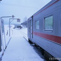 冬の宗谷本線、早朝の南下沼駅に到着したキハ54の普通列車