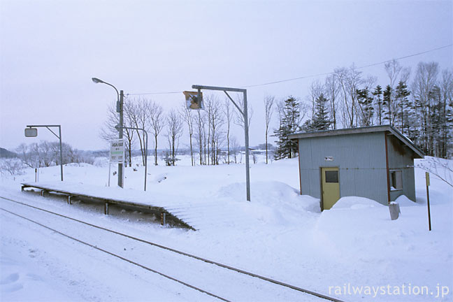 宗谷本線、廃駅になる南下沼駅、短いホームと待合室の停車場型の駅