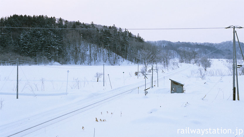 JR北海道・宗谷本線の無人駅、雪原にポツンと佇む南下沼駅