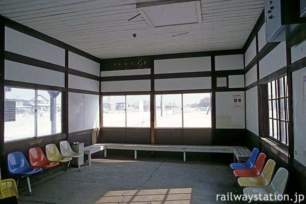 釧網本線・藻琴駅の木造駅舎、原形を良くとどめた待合室