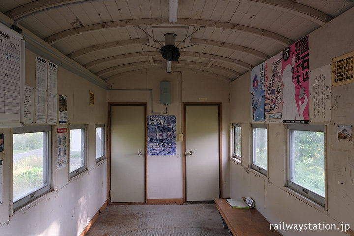 JR宗谷本線・紋穂内駅、貨車駅舎の待合室内部