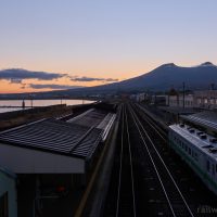 函館本線、駒ヶ岳の海が印象深い夜明けの森駅