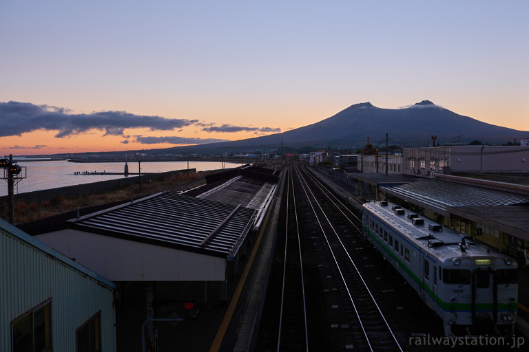 函館本線、駒ヶ岳の海が印象深い夜明けの森駅