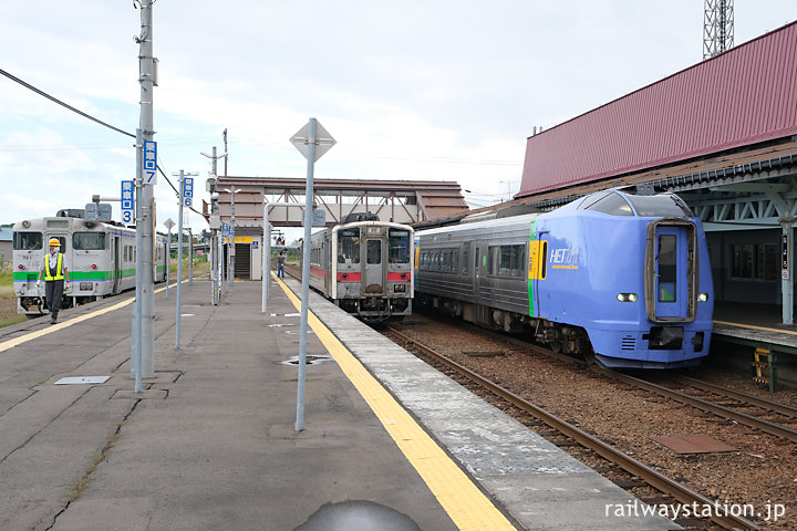 宗谷本線・名寄駅、3本の列車がホームを賑わす