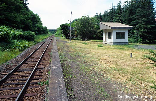 JR北海道・西女満別駅、1面1線のホームと待合室があるだけの無人駅