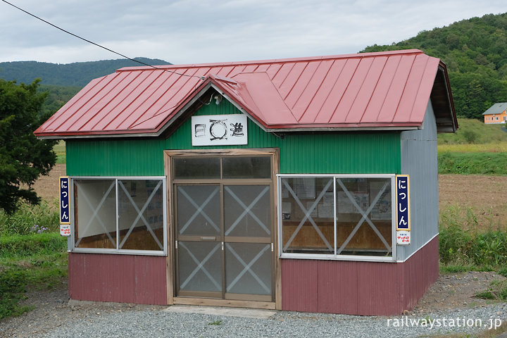 宗谷本線・日進駅、古い木造の待合室