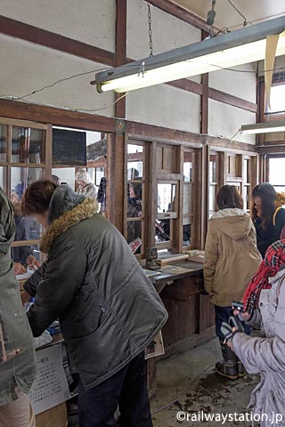 沼牛駅、ちほく高原鉄道・上利別駅の部材が使われた窓口跡。