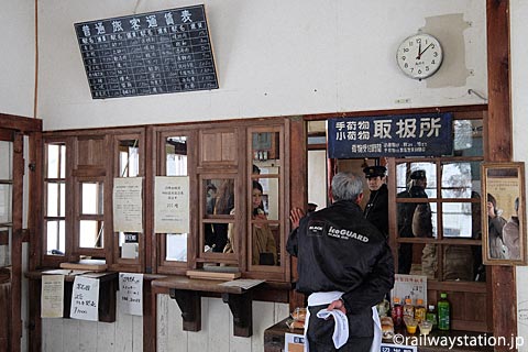 深名線・沼牛駅、美作滝尾駅を参考に再現された窓口