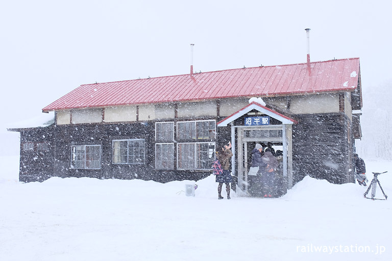 改修完了お披露目の日、大雪に見舞われる旧沼牛駅