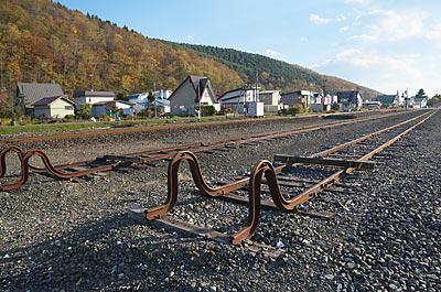 JR根室本線・布部駅、長い側線が伸びる広い駅構内。