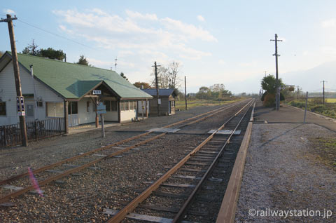 JR北海道・根室本線・布部駅、駅舎とホーム、側線