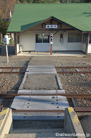 JR根室本線・布部駅、ホームと駅舎を繋ぐ構内通路