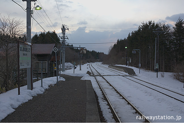 函館本線砂原支線・渡島沼尻駅、千鳥式プラットホーム