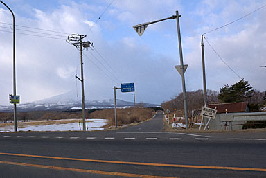 国道278号線から見た駒ヶ岳と渡島沼尻駅への道