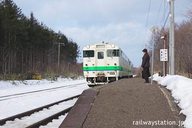 函館本線・砂原支線の秘境駅、渡島沼尻駅にやってきたキハ40普通列車