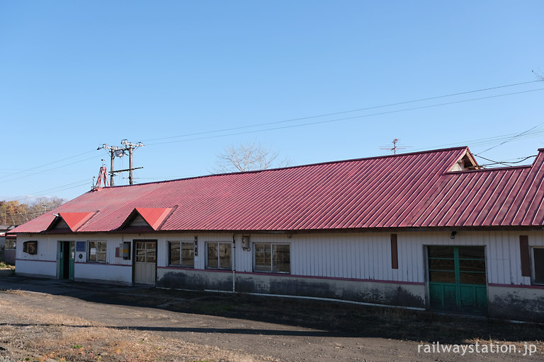 函館本線砂原支線・鹿部駅、木造駅舎ホーム側の堂々たる佇まい