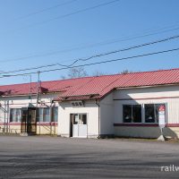 鹿部駅(JR北海道・函館本線砂原支線)～堂々たる木造駅舎は街から離れ…～