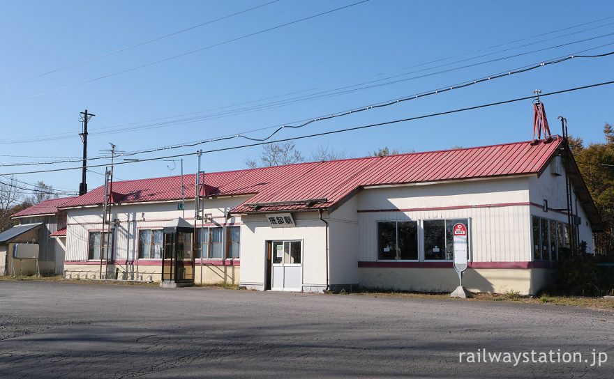 函館本線砂原支線・鹿部駅、無人駅だが風格溢れる木造駅舎