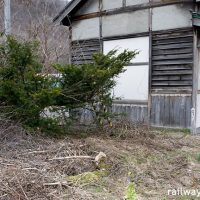 石北本線・下白滝駅の荒れた庭園跡と古駅舎