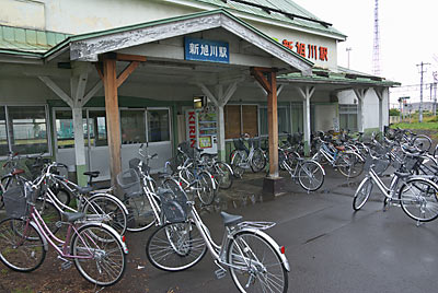 宗谷本線・石北本線・新旭川駅の木造駅舎、車寄せ