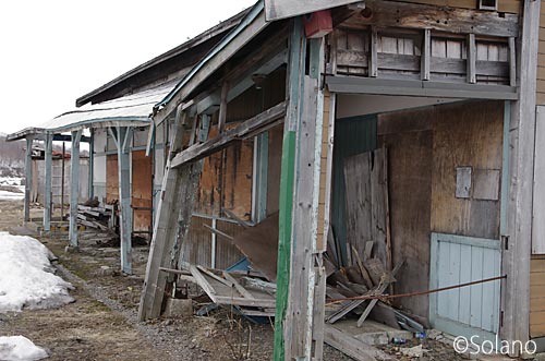 JR深名線・鷹泊駅の旧駅舎、ホーム側の上屋は崩落寸前