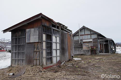 鷹泊駅に残る深名線の遺構、何か木造の小屋