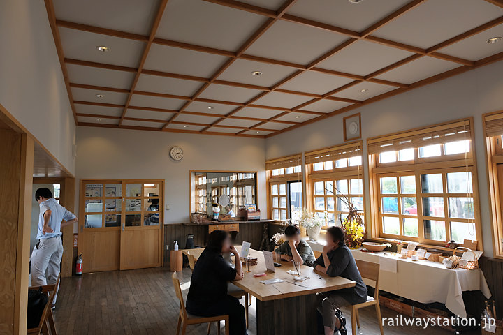 天塩中川駅舎の交流プラザ、カフェの営業日