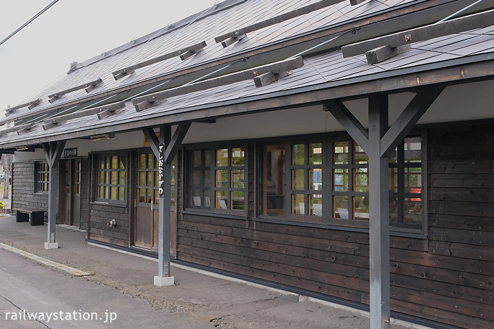 宗谷本線・天塩中川駅、改修された木造駅舎ホーム側