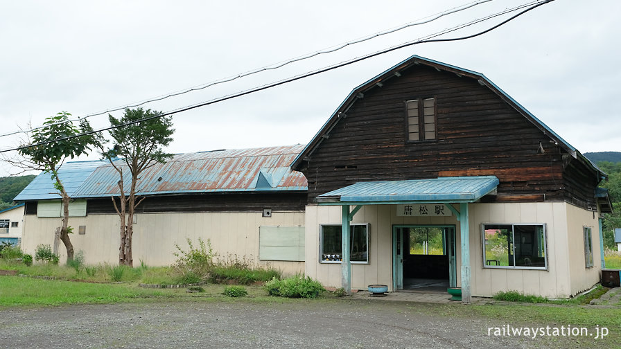 JR北海道幌内線・唐松駅、廃線後も保存された木造駅舎