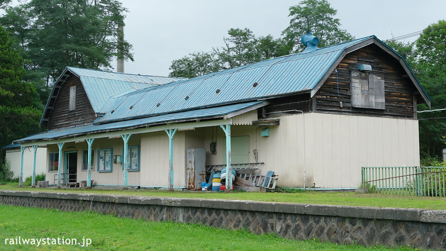 幌内線・旧唐松駅舎、ホーム側の風景