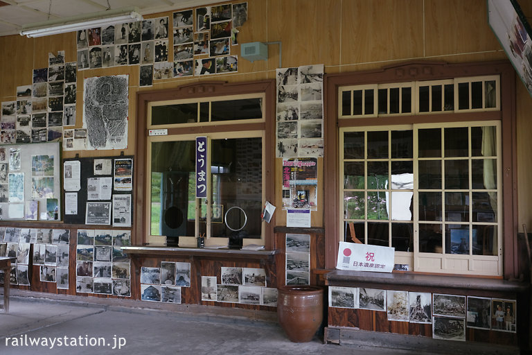 唐松駅、往時のまま残る窓口跡には幌内線の写真が多数