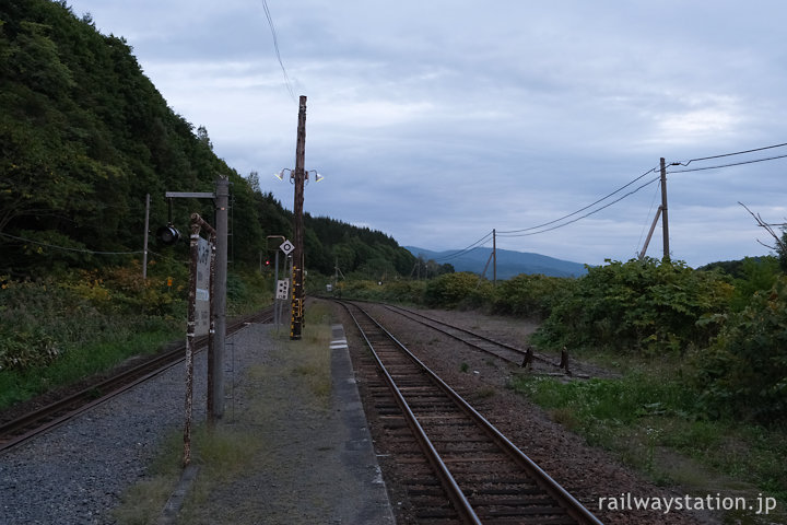 宗谷本線、行き違いホームに側線もある豊清水駅